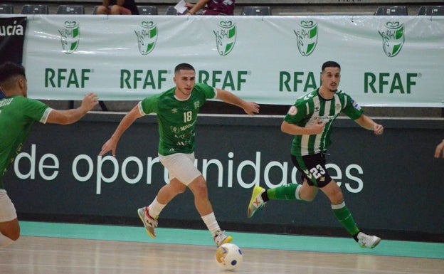 Un ataque del jugador BeSoccer UMA Antequera Pablo Ramírez, en el duelo ante el Betis. 