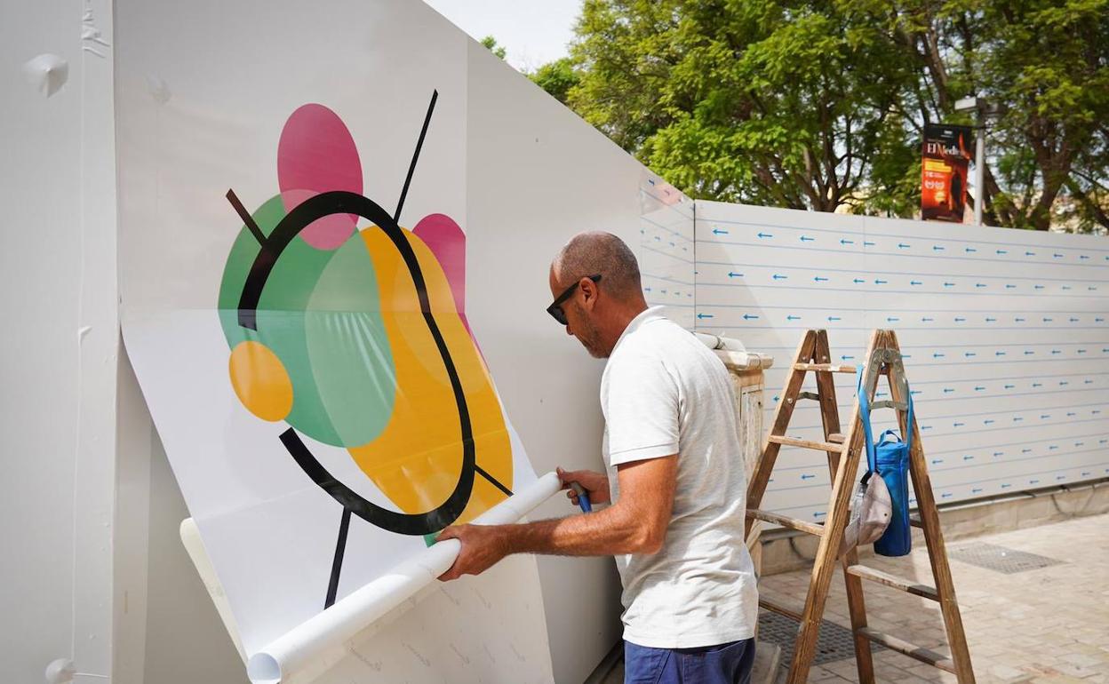 Proceso de montaje de los vinilos en el nuevo vallado del solar del Astoria. 