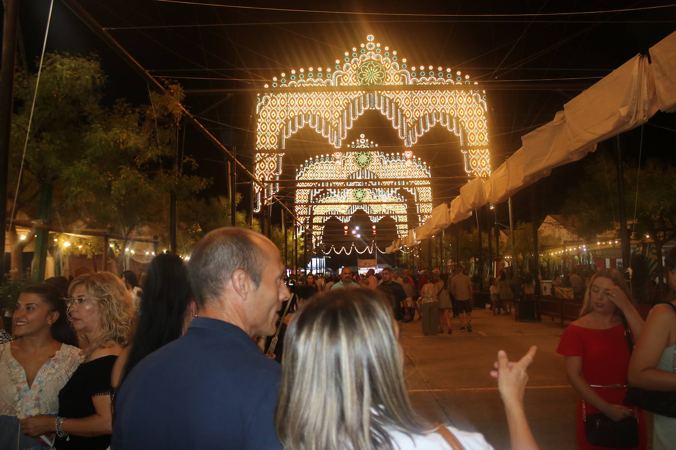Fuegos artificiales y una cabalgata abren las Fiestas de Pedro Romero. 