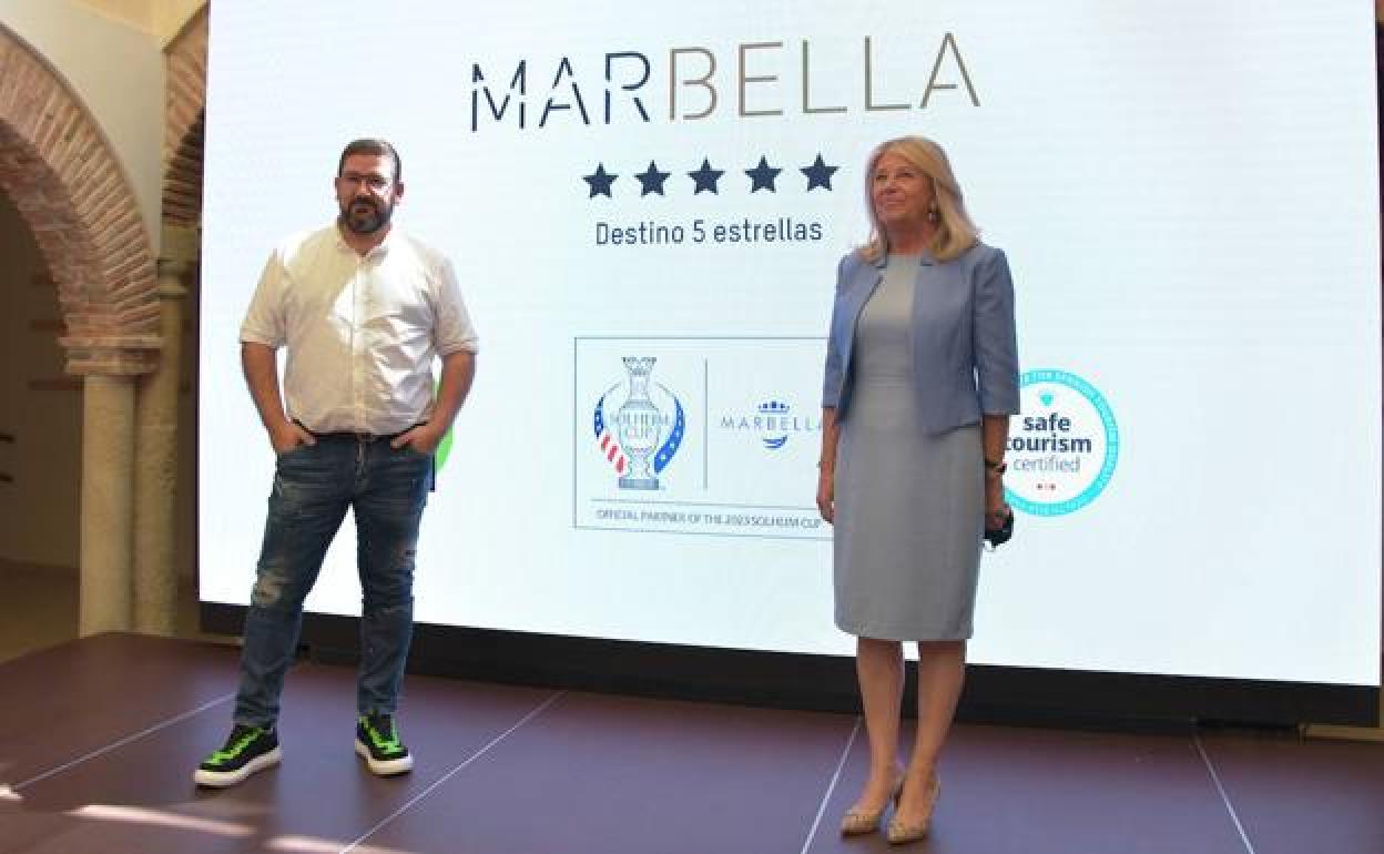 Dani García y la alcaldesa, Ángeles Muñoz, en la presentación del video promocional de Marbella para Fitur en 2021. 