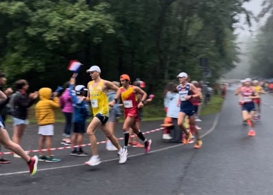 Imagen secundaria 1 - Arriba, Urbaneja (izquierda), con la selección española presente en Berlín; sobre estas líneas, en plena carrera, y a la derecha, con su medalla de bronce. 