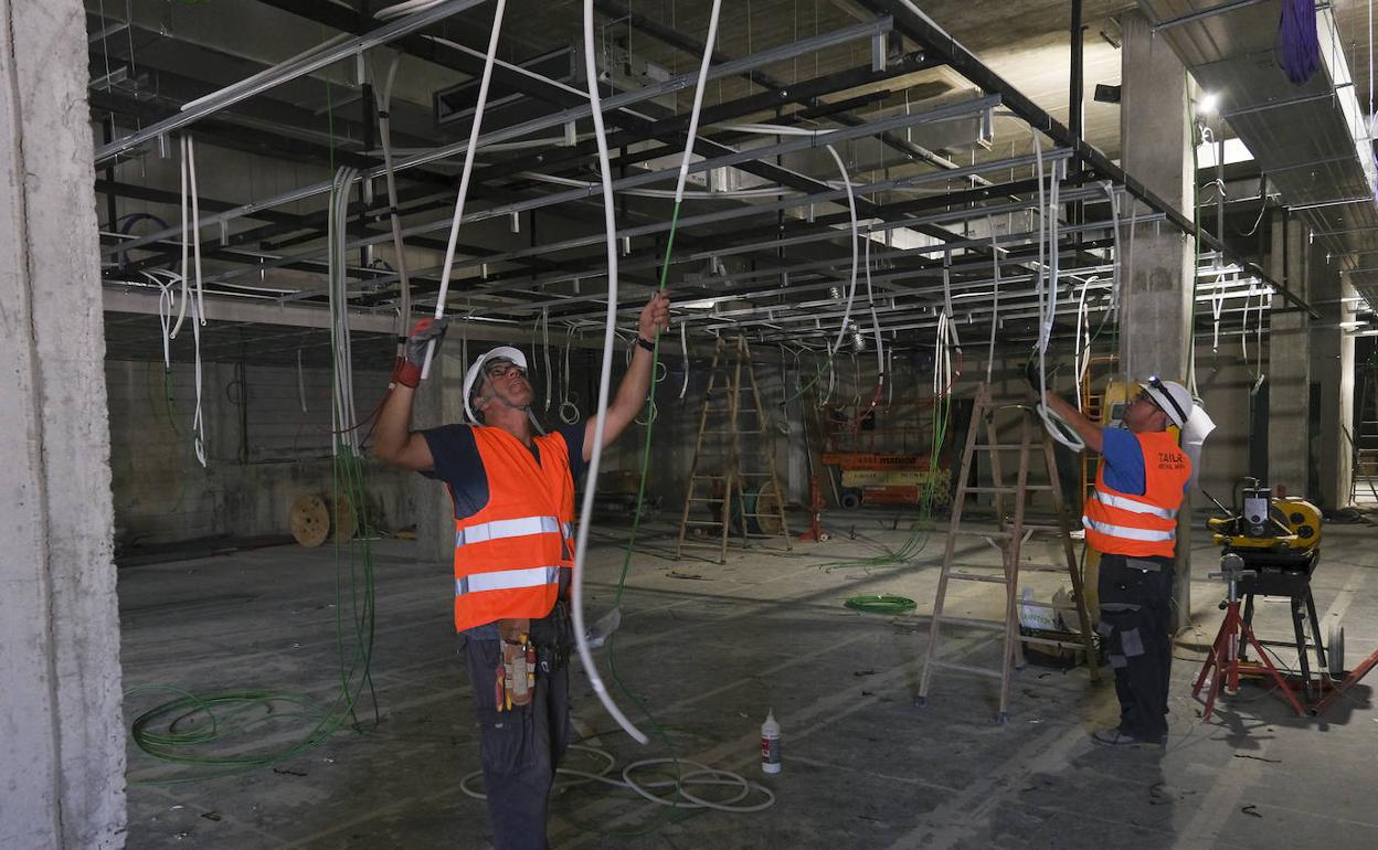 Trabajos en el local de la esquina de Muelle Uno, que se prepara para acoger estructuras prefabricadas que albergarán las oficinas. 