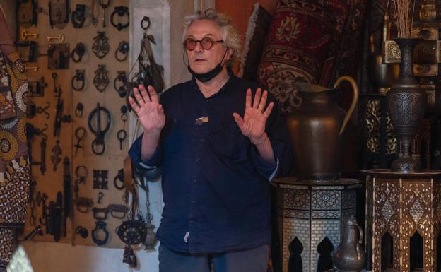 El director George Miller en el set de 'Tres mil años esperándote'.