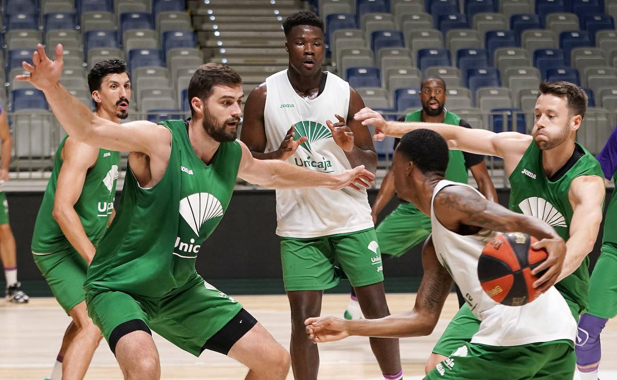 David Kravish, este miércoles ante Carter en el entrenamiento en el Carpena. 