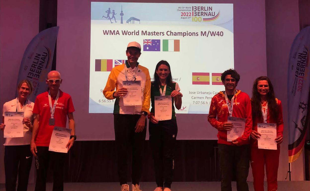 José Antonio Urbaneja (derecha), en el podio de la prueba de mayores de 40 años del Mundial de Berlín. 