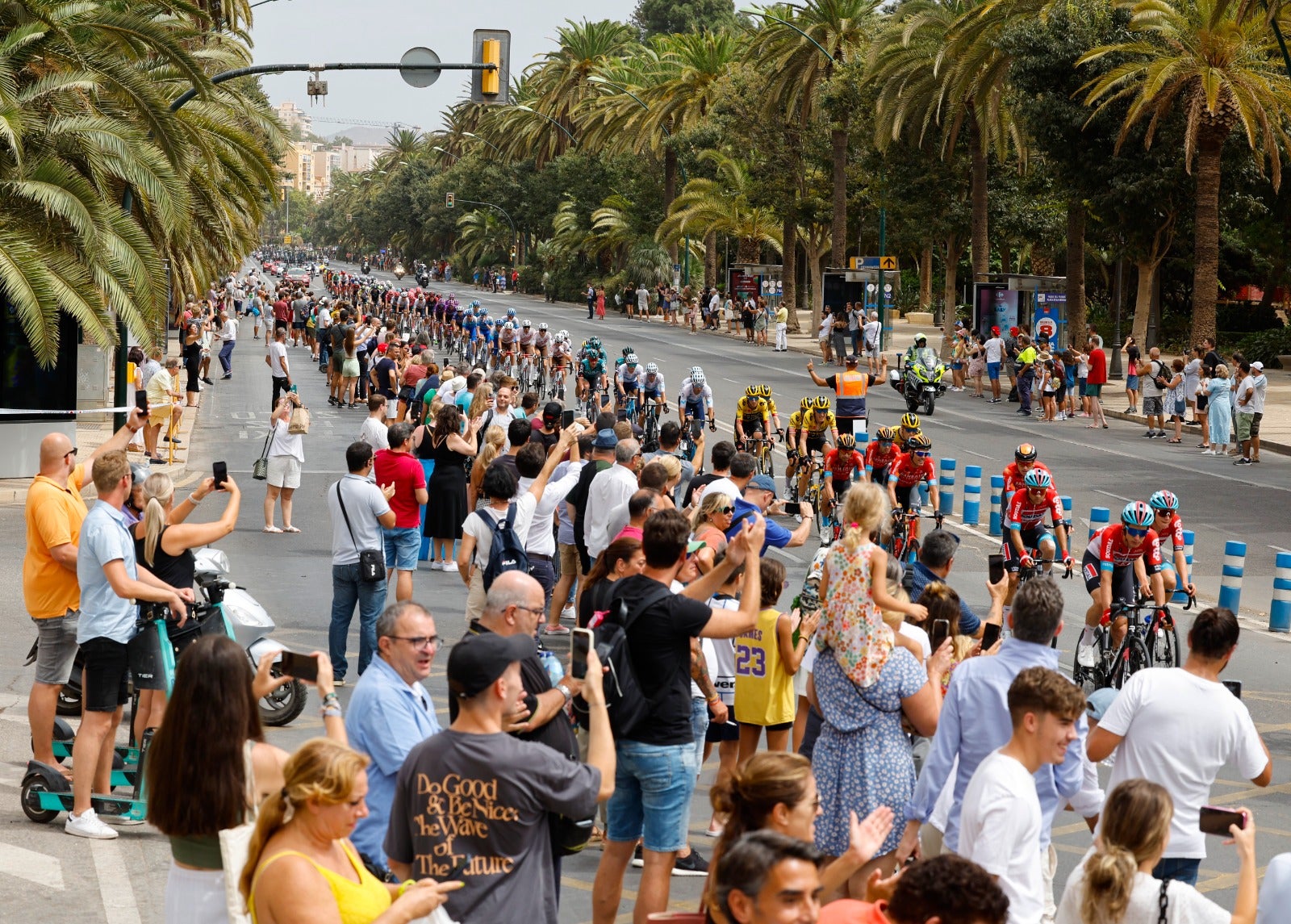 La prueba ha arrancado en la localidad granadina de Salobreña y discurrirá por la N-340 hasta Málaga capital en la etapa de este jueves 