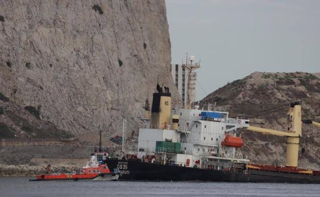 El alcalde de La Línea alerta de que el vertido del buque semihundido ante Gibraltar ha llegado a las playas del municipio