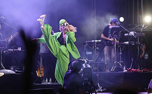 Escenario Victoria. Una camaleónica Róisín Murphy triunfó con estilismos originales. 