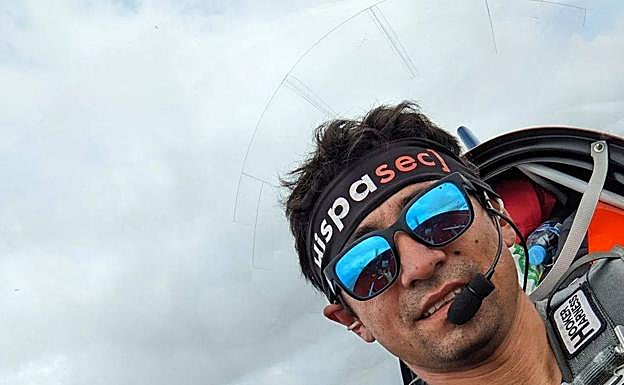En el cockpit. Camilo Benito, durante la realización de un vuelo acrobático