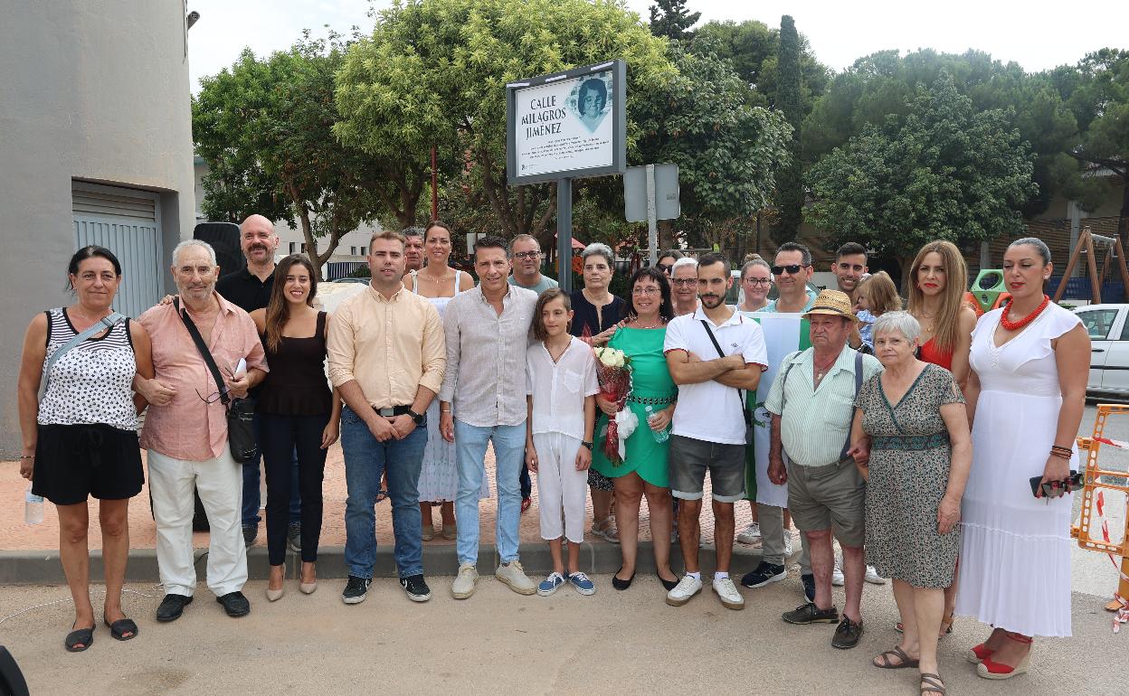 Familiares de Milagros Jiménez, este viernes con el alcalde y ediles junto al cartel de la nueva calle que lleva su nombre. 