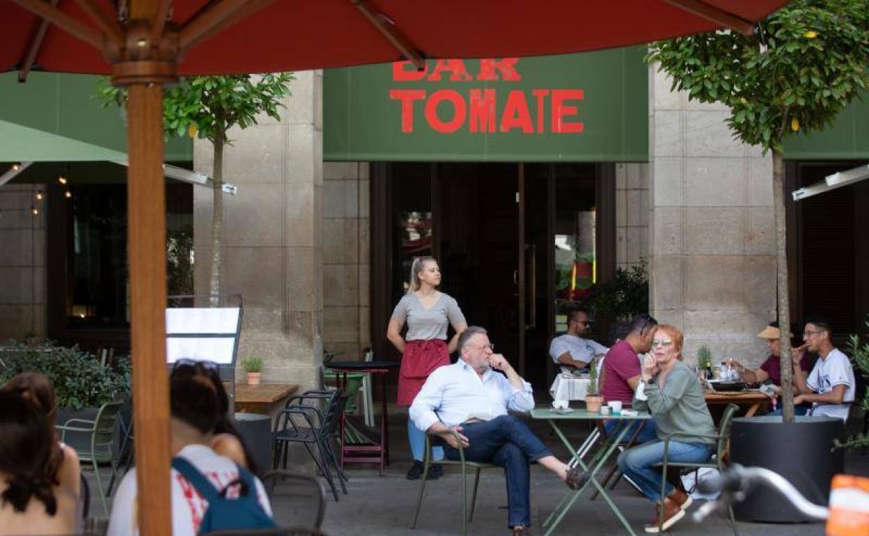 Turistas en una terraza en la Plaza Real de Barcelona 