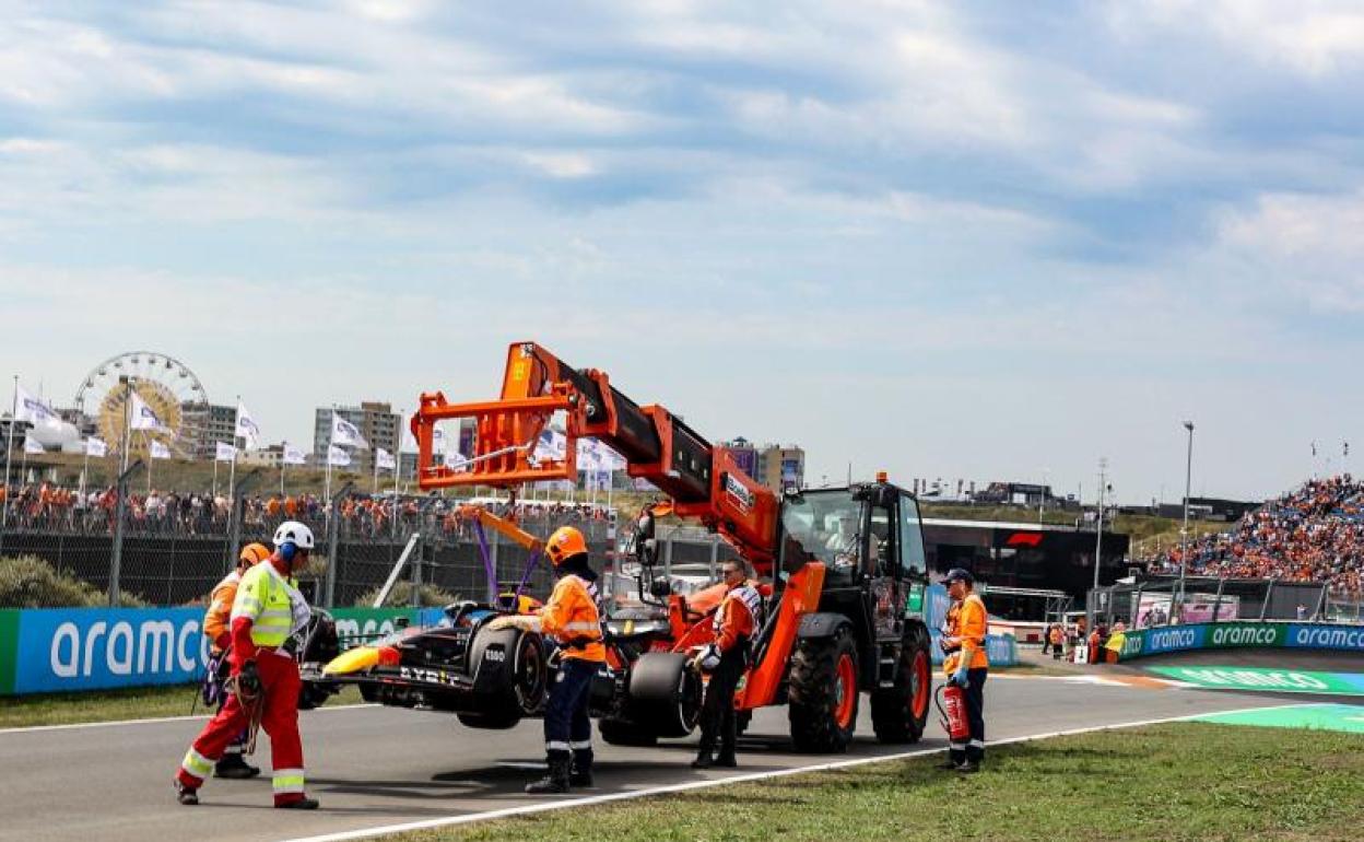 El Red Bull de Max Versappen, remolcado. 