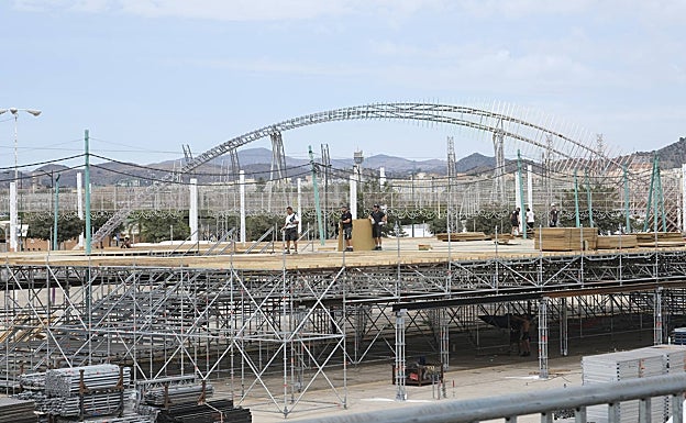 Construcción de la plataforma elevada de la zona Vip de Andalucía Big Festival. 