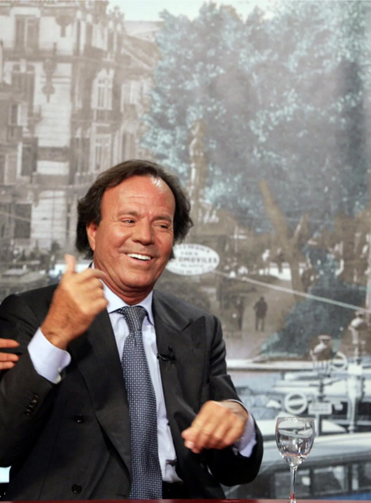 Dos fotografías de archivo de Julio Iglesias: leyendo SUR en Frutos hace unos años, y en la última entrevista que concedió a una televisión, Canal Málaga, cuando ésta pertenecía a Prensa Malagueña