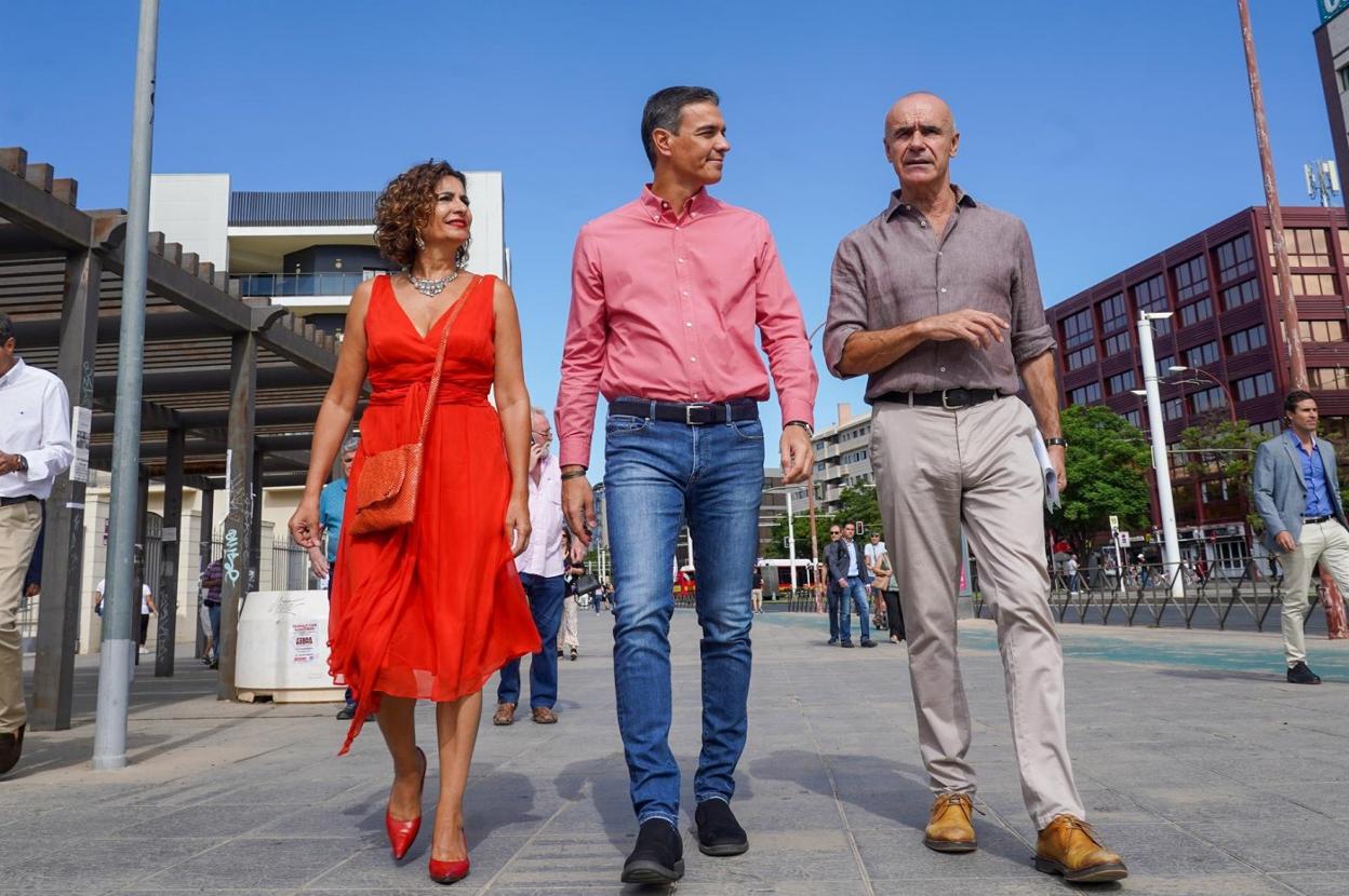 El presidente del Gobierno, Pedro Sánchez, ayer en Sevilla junto a la ministra María Jesús Montero y el alcalde de la ciudad, Antonio Muñoz. E.P.