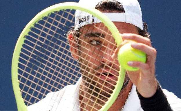 Matteo Berrettini, en el duelo de este domingo con la bola antes de sacar. 