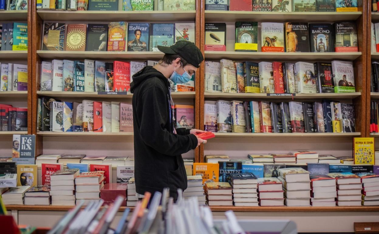 Los jóvenes empezarán a recibir los 400 euros del bono cultural en septiembre