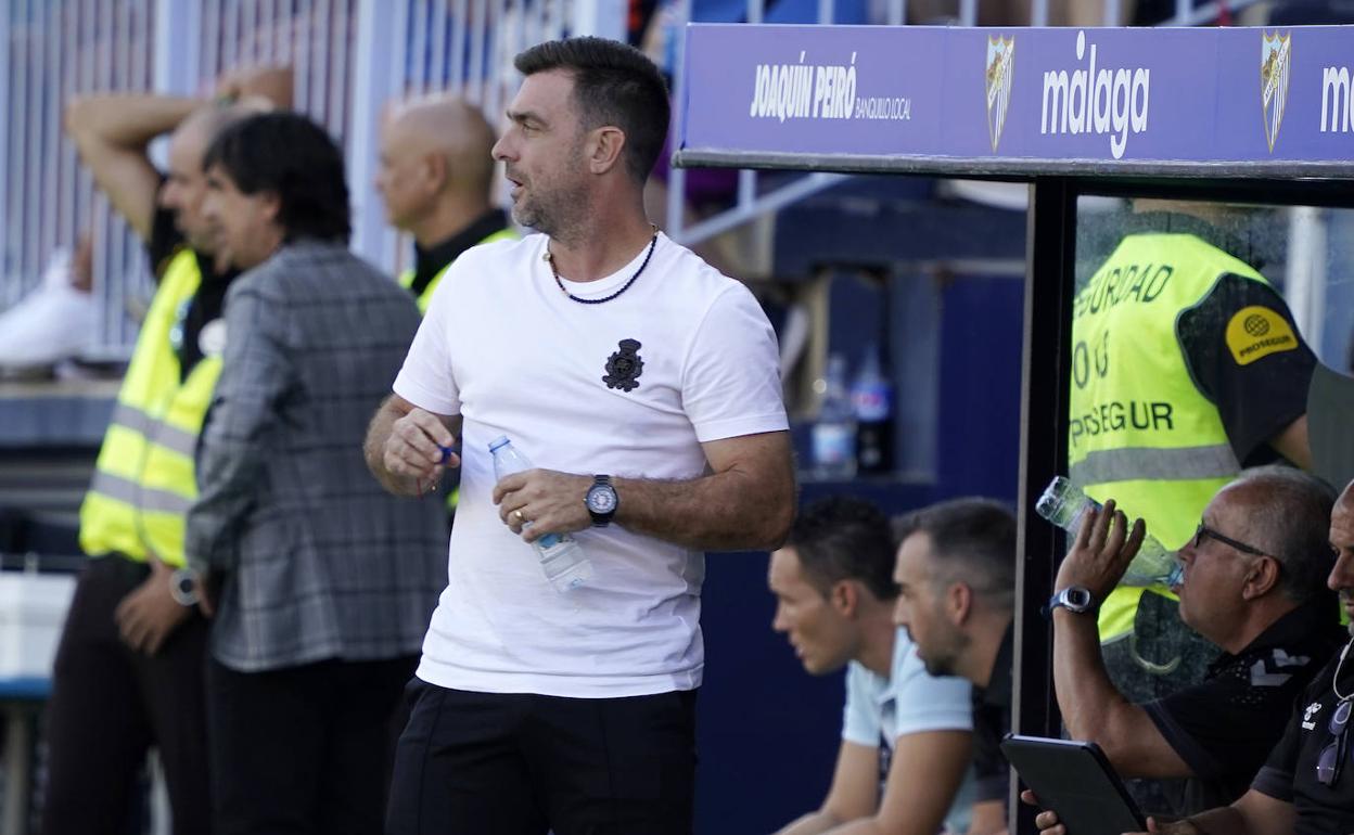 El entrenador del Málaga, Pablo Guede, durante el partido contra el Albacete en La Rosaleda. 