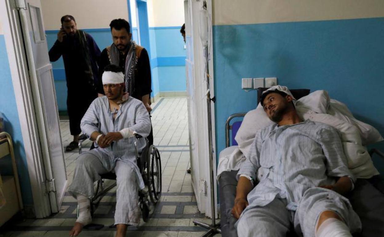 Dos hombres heridos tras el atentado suicida cerca de la embajada rusa son atendidos en un hospital de Kabul