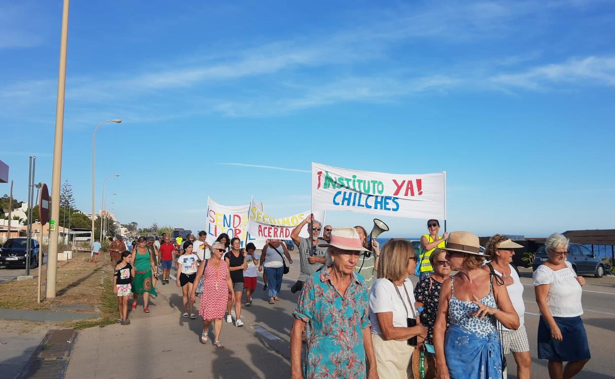 Los manifestantes recorrieron unos tres kilómetros entre las estaciones de Benajarafe y Chilches. 