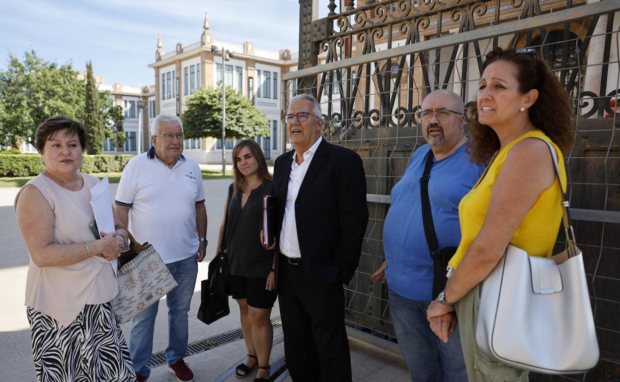 Los vecinos de Huelin, momentos antes de su reunión con el concejal de Carretera de Cádiz. 