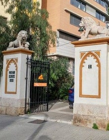 Imagen secundaria 2 - Arriba, cortejo fúnebre de los náufragos del Gneisenau hacia el Cementerio Inglés, en 1900. Abajo, el nombre de los marineros fallecidos. Al lado, entrada al cementerio