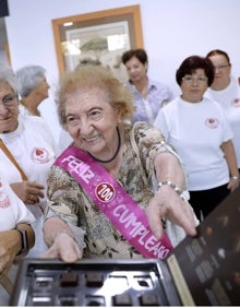 Imagen secundaria 2 - Sara Bullón, posando junto a familiares y amigos; practicando taichí y ofreciendo bombones en su fiesta. 