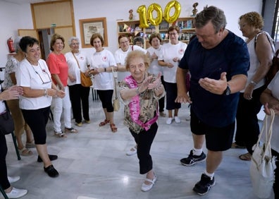 Imagen secundaria 1 - Sara Bullón, posando junto a familiares y amigos; practicando taichí y ofreciendo bombones en su fiesta. 