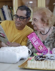 Imagen secundaria 2 - Varios momentos de la celebración del cumpleaños de Sara Bullón. 