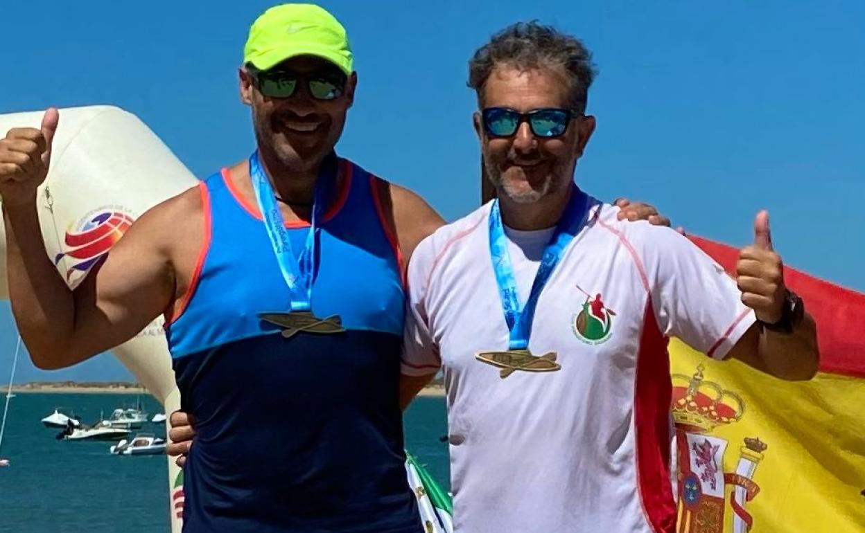 Los nerjeños José Cánovas e Ismael Fernández, con sus medallas al término de la competición en Sanlúcar de Barrameda. 