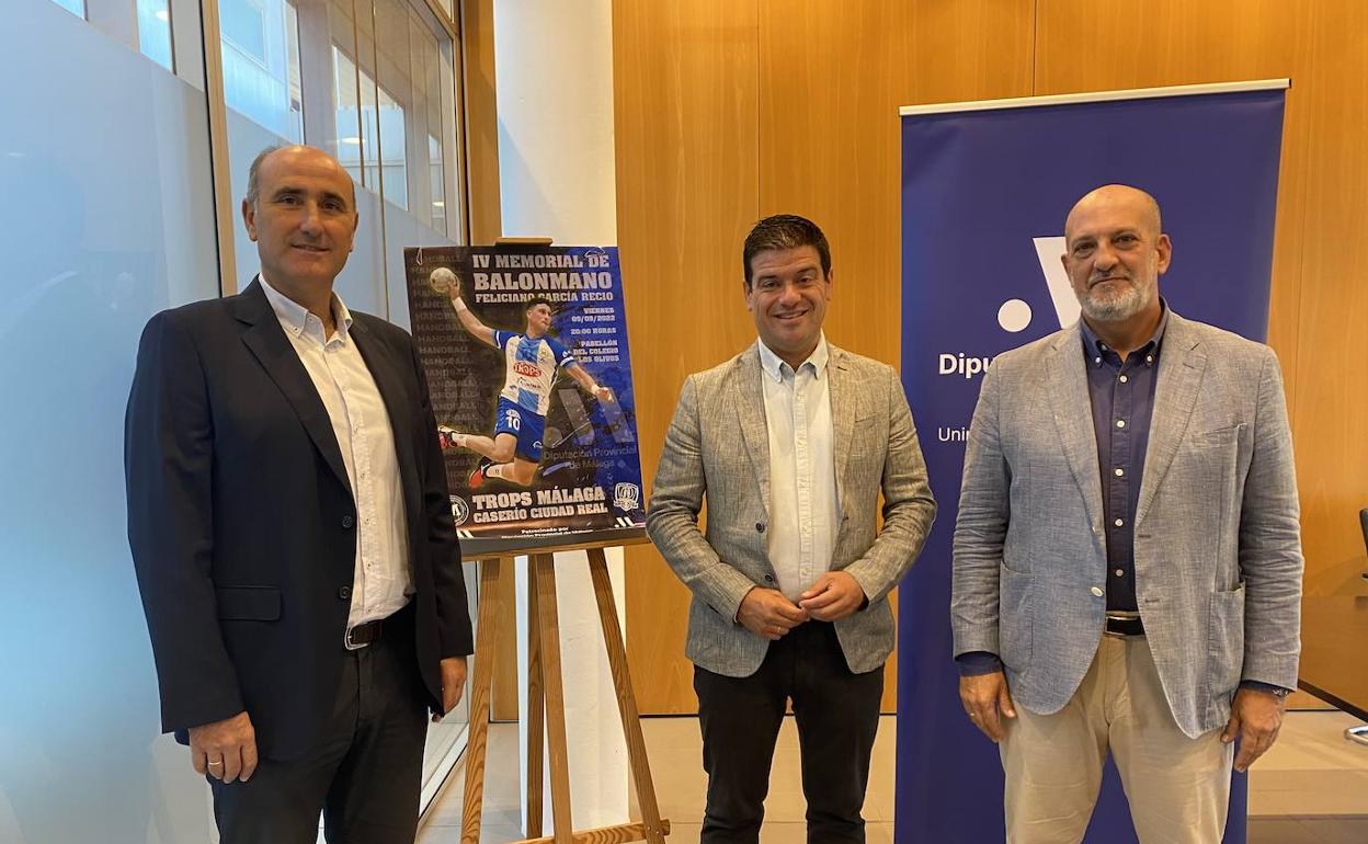 Feliciano García-Recio Gómez, Cristóbal Ortega y Alberto Camas, con el cartel del torneo. 