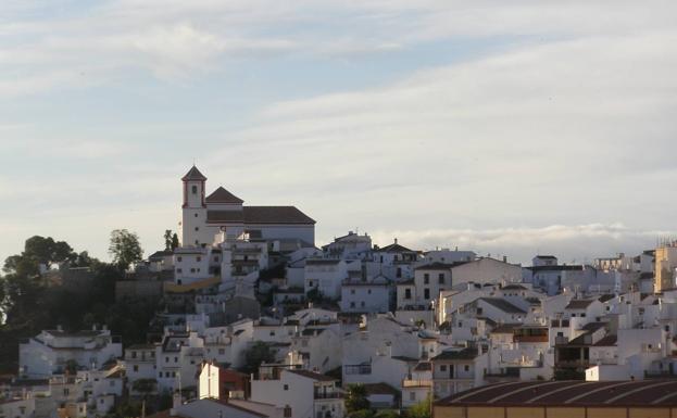 La iglesia de Santa Ana se encuentra en la parte alta del casco urbano. 