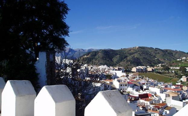 El parque mirador está situado donde en su día se encontraba el castillo de Alozaina. 