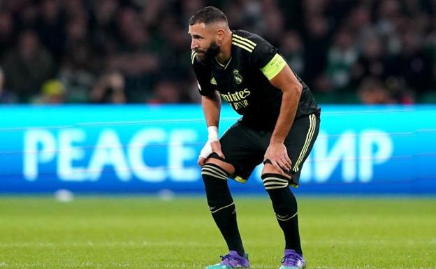 Karim Benzema, tras caer lesionado ante el Celtic. 