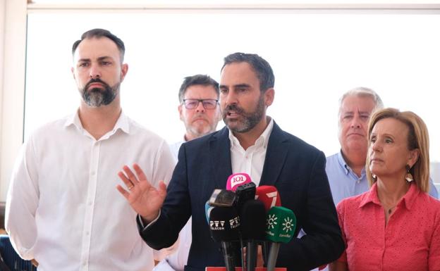 El portavoz socialista en el Ayuntamiento de Málaga, Dani Pérez, rodeado de sus concejales esta mañana, en un céntrico hotel de la capital.