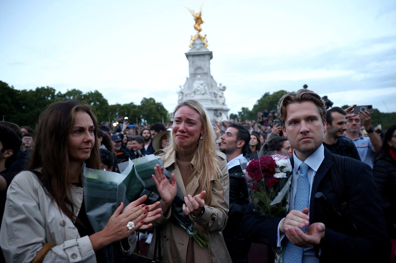 Londinenses lloran la muerta frente al palacio de Buckingham.