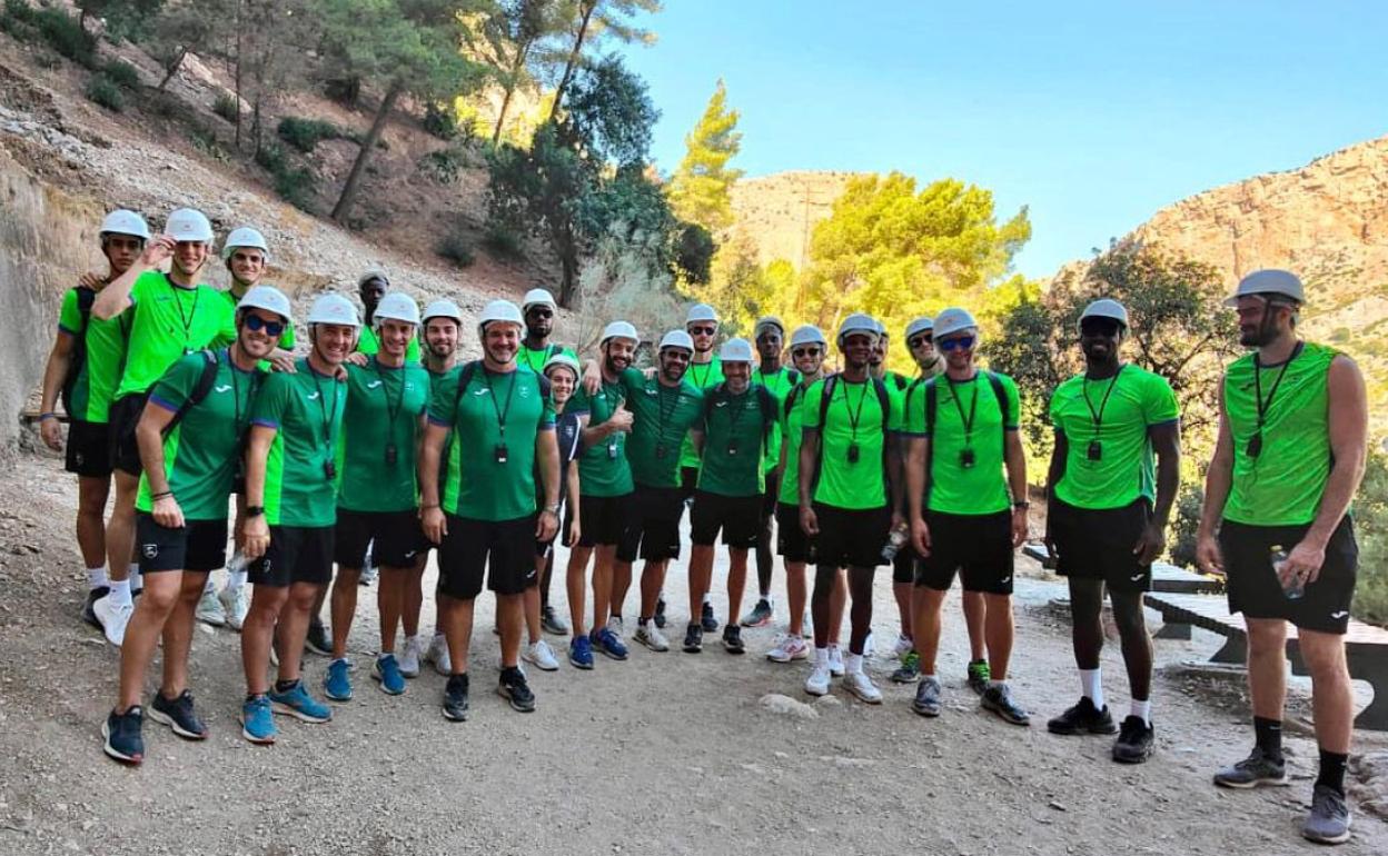 La plantilla del Unicaja visitó el Caminito del Rey. 
