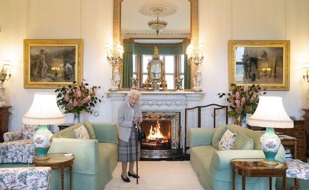 La reina Isabel en su salón de dibujo en Balmoral esperando el juramento de Liz Truss como primera ministra, el 6 de septiembre de 2022. 