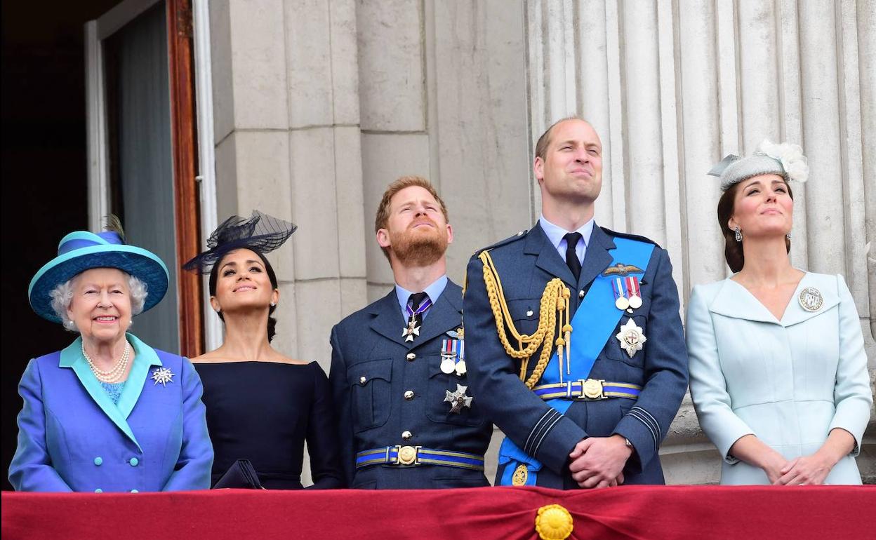 La reina Isabel II, Meghan, Enrique, Guillermo y Catalina, en el balcón del palacio de Buckingham. 