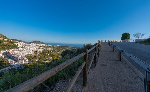 Imagen del nuevo sendero con el mirador panorámico al fondo. 