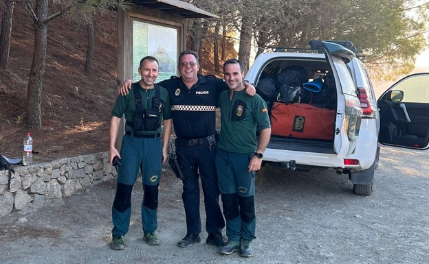 Agentes de la Guardia Civil de montaña y de la Policía Local de Frigiliana, tras el rescate del excursionista. 