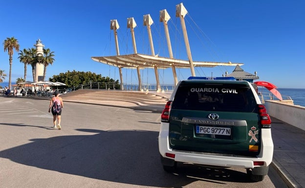 Un vehículo de la Guardia Civil, este jueves junto al Mirador del Faro de Torrox. 