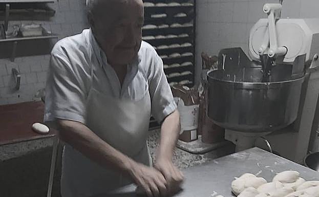 Imagen principal - El abuelo de Pedro Heras aún aparece por la panadería para hacer algunos molletes. Mollete de ternera suprema gallega con pimientos fritos y queso gouda en Taberna Triay (La Coruña). Además de la masa madre es fundamental una harina de calidad