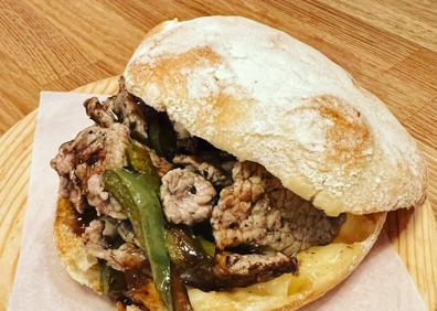 Imagen secundaria 1 - El abuelo de Pedro Heras aún aparece por la panadería para hacer algunos molletes. Mollete de ternera suprema gallega con pimientos fritos y queso gouda en Taberna Triay (La Coruña). Además de la masa madre es fundamental una harina de calidad