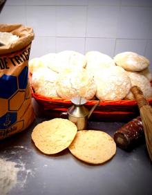 Imagen secundaria 2 - El abuelo de Pedro Heras aún aparece por la panadería para hacer algunos molletes. Mollete de ternera suprema gallega con pimientos fritos y queso gouda en Taberna Triay (La Coruña). Además de la masa madre es fundamental una harina de calidad