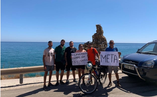 Imagen principal - Arriba, recibimiento cuando llegó a Torrox; abajo, a la izquierda, en Santiago de Compostela, y a la derecha, en El Algarve portugués con otro ciclista. 