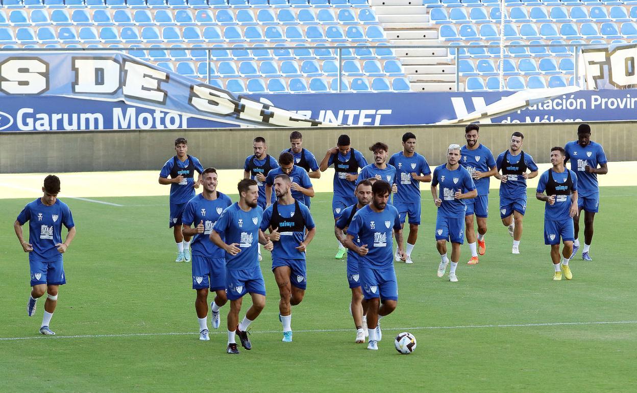 La plantilla del Málaga se ejercita este viernes en La Rosaleda. 