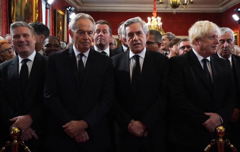 El líder laborista Sir Keir Starmer y los exprimeros ministros Tony Blair, Gordon Brown y Boris Johnson.