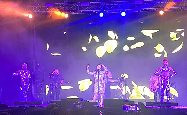 Imagen principal - Fangoria, en varios momentos de su actuación en Guaro. 