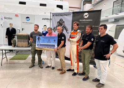 Imagen secundaria 1 - El &#039;hombre pájaro&#039; sobrevuela el aeródromo de la Axarquía